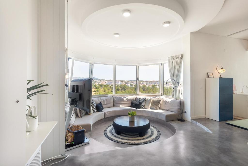 een woonkamer met een bank en een tv bij one bedroom plus 1 extra room Nomad Dreams N6 in Cascais mountain view in Cascais