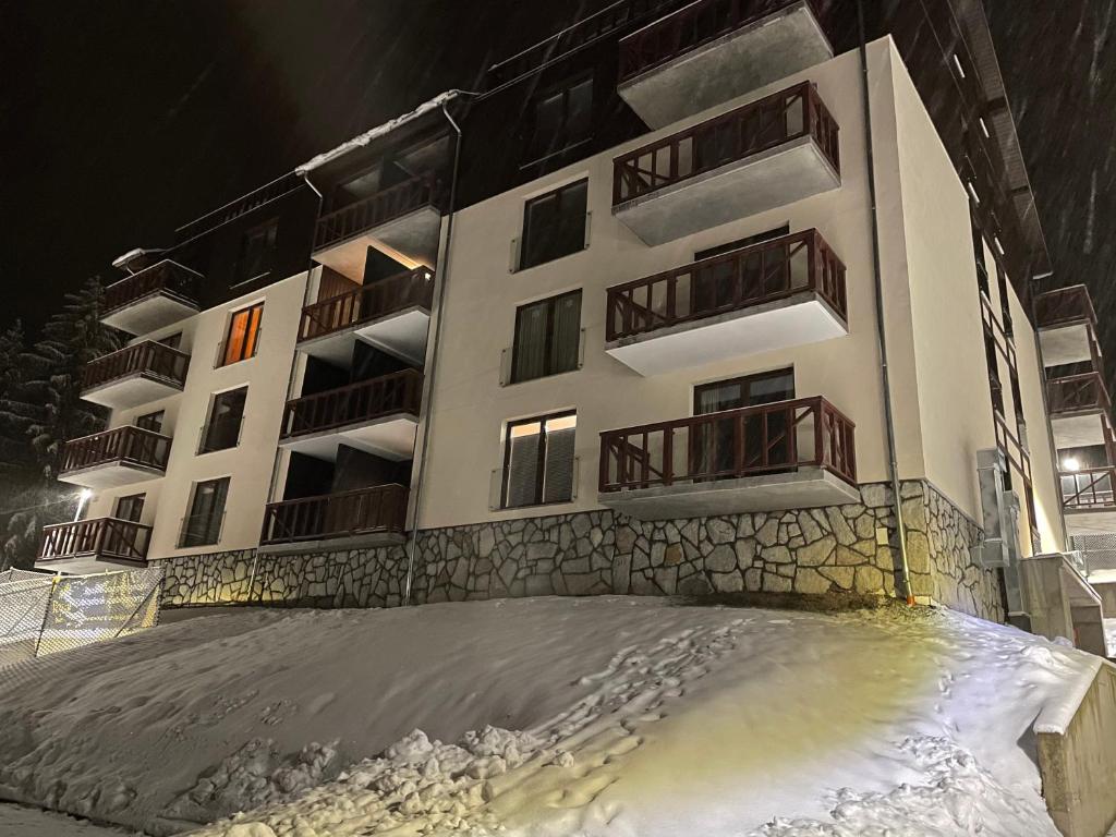 SkorkaにあるŚwieradów Zdrój Źródlana 2 - 100 metrów od gondoliの雪山の建物