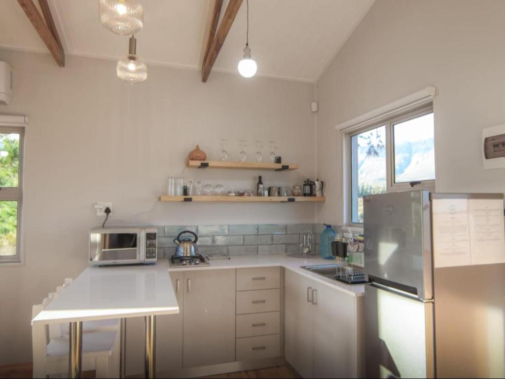 Køkken eller tekøkken på Sunbird Cabin at Vrolikheid Landgoed