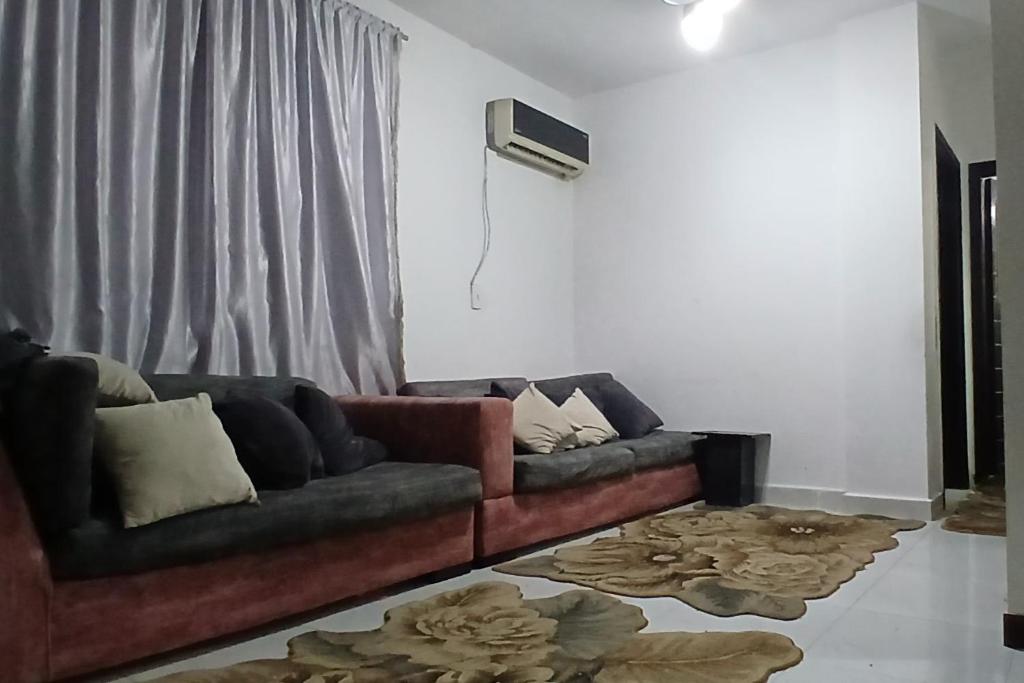 Posezení v ubytování شقة للإيجار مفروش بالكامل في كمبوند بداية 1 هادئ وجميل