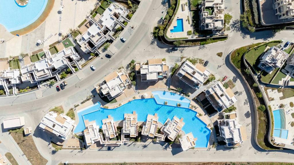 una vista aérea de una piscina en una ciudad en Makadi Heights Elite Worldwide Residences - Hurghada, Egypt, en Hurghada