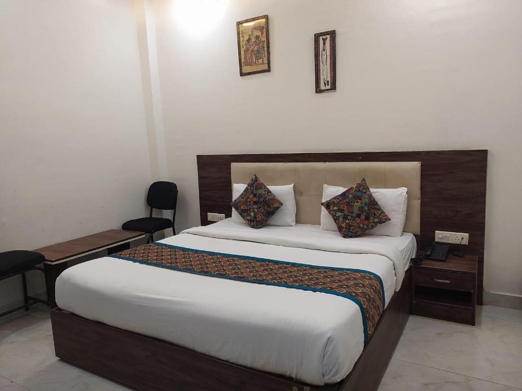 Postel nebo postele na pokoji v ubytování Hotel The Shriyansh