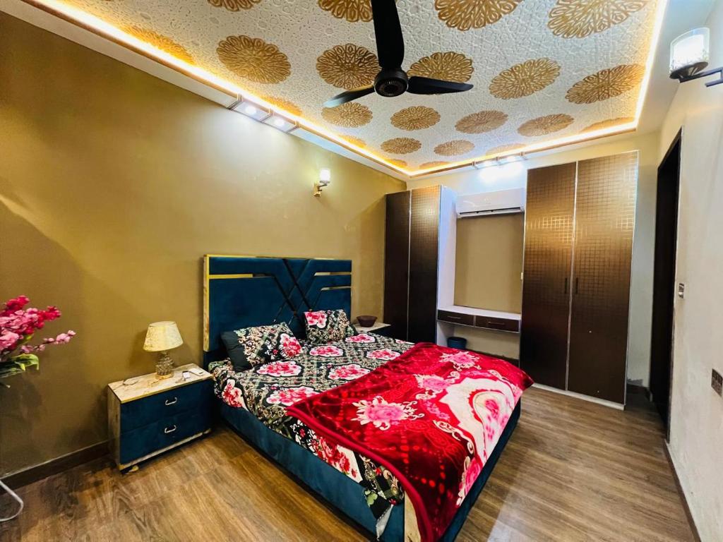 Postel nebo postele na pokoji v ubytování Signature Suite