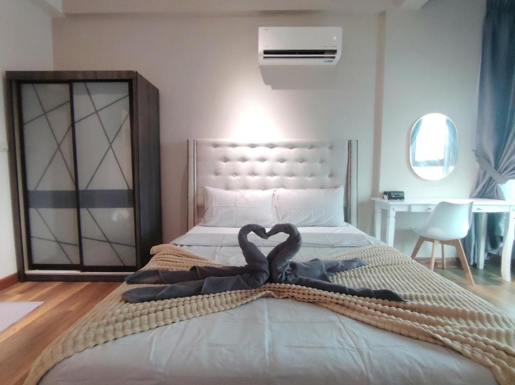 a bedroom with a heart decoration on a bed at Ipoh D Festivo Suites 6-10pax 10mins to Sunway Tambun by IWH in Ipoh