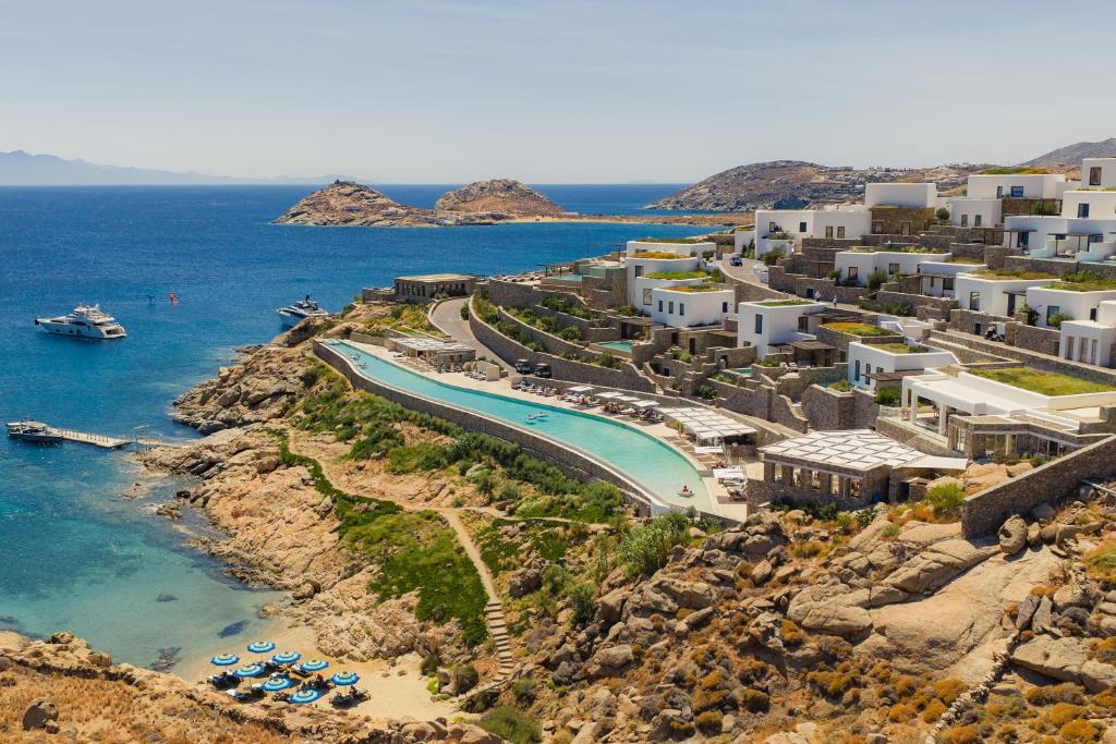 Una vista aérea de un resort con piscina y el océano. en Cali Mykonos, en Kalafatis