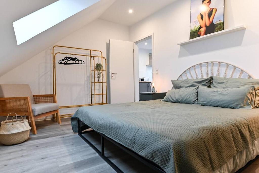 une chambre avec un lit et une chaise dans l'établissement Charming apartment in Miesenheim, à Andernach