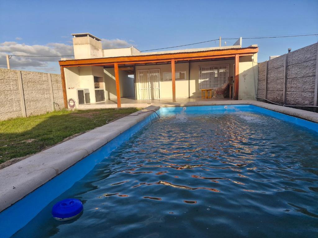una piscina d'acqua di fronte a una casa di Lugar de Descanso Azul ad Azul