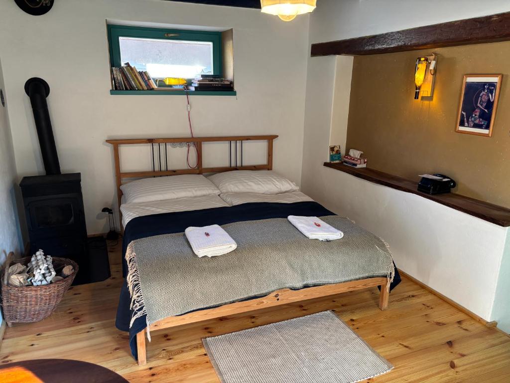 een slaapkamer met een bed met twee handdoeken erop bij Sad u Harušťákov in Lubina