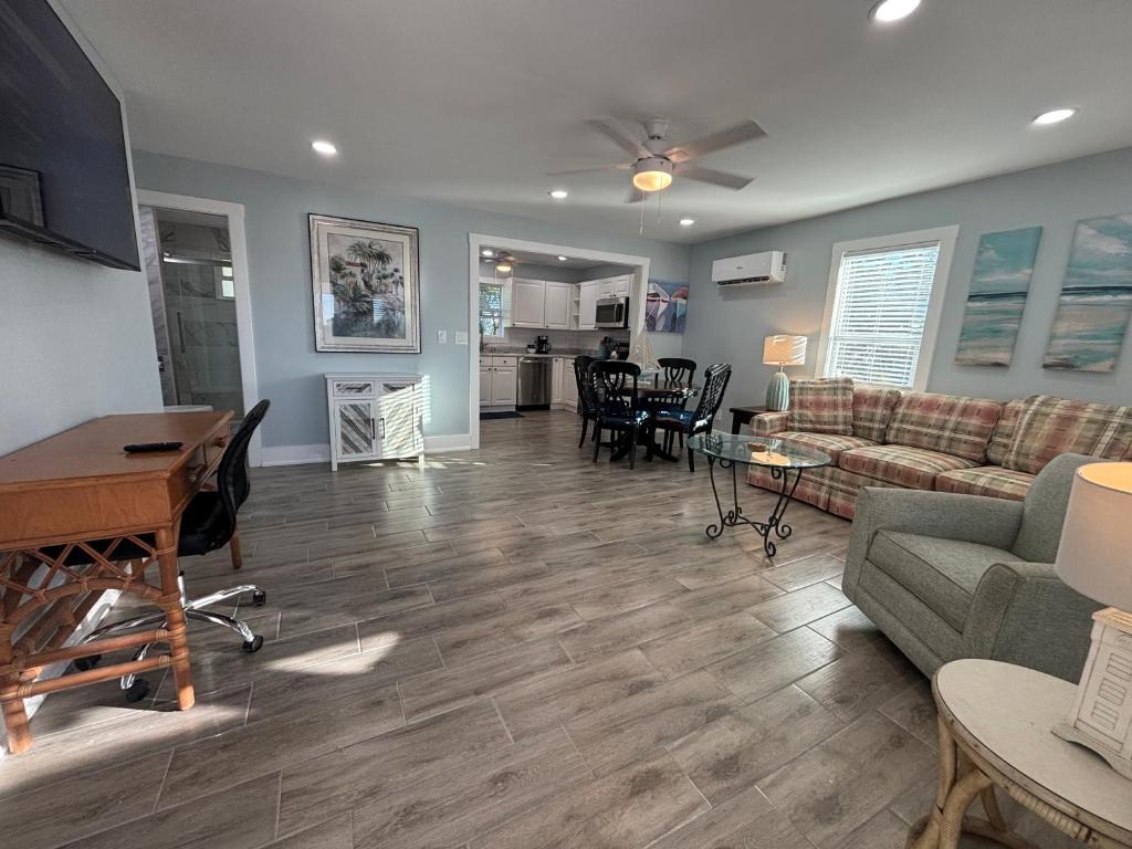 Η κουζίνα ή μικρή κουζίνα στο Grouper- NEW Remodel Entire Unit Kit Washer Dryer Upstairs 3Mi to Beach