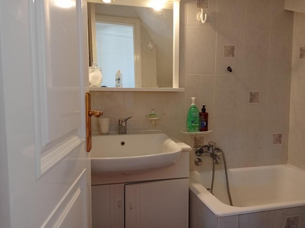 a bathroom with a sink and a bath tub at pavliani house in Pávliani