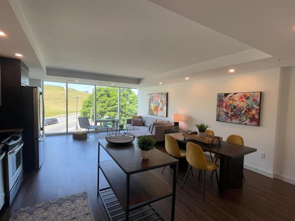 ein Wohnzimmer mit Esstisch und ein Wohnzimmer in der Unterkunft Bright 1 BR with Lots of Sunlight & 6 Appliances in Halifax