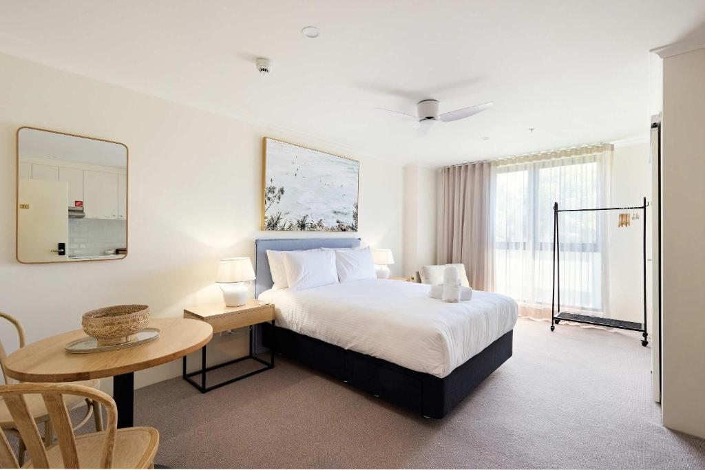 Ένα ή περισσότερα κρεβάτια σε δωμάτιο στο Queen Studios with Sofa Bed at Manly - 3min walk to Corso & Manly Beach