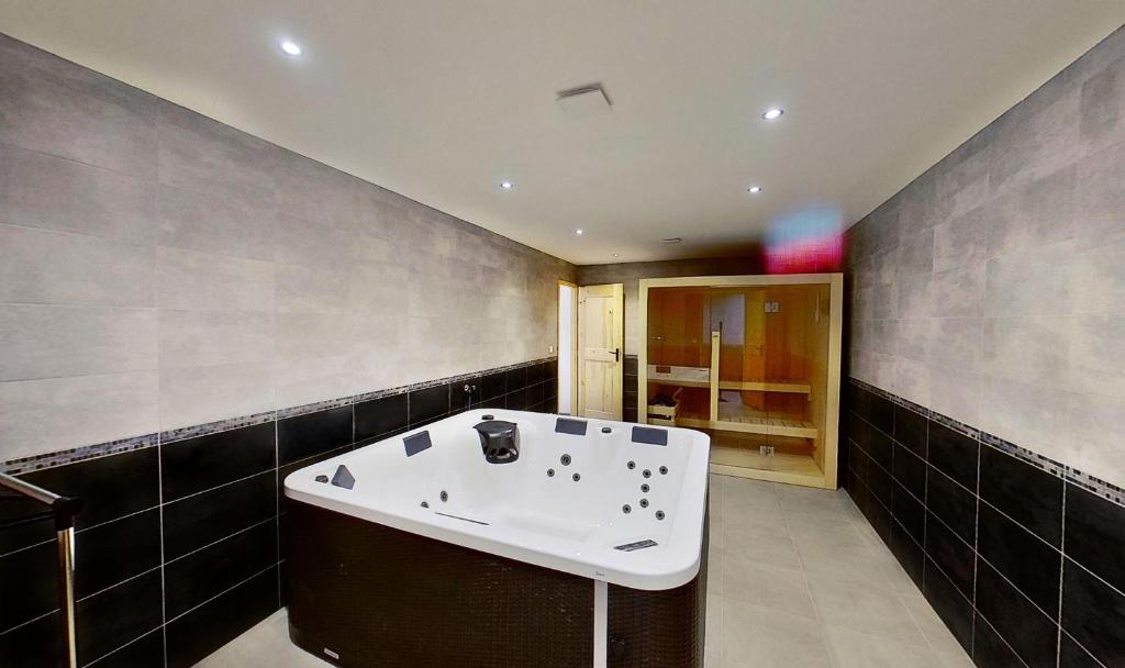 Fotografie z fotogalerie ubytování CASA-Grand Laus: Duplex familial sauna et jacuzzi v destinaci Aiguilles