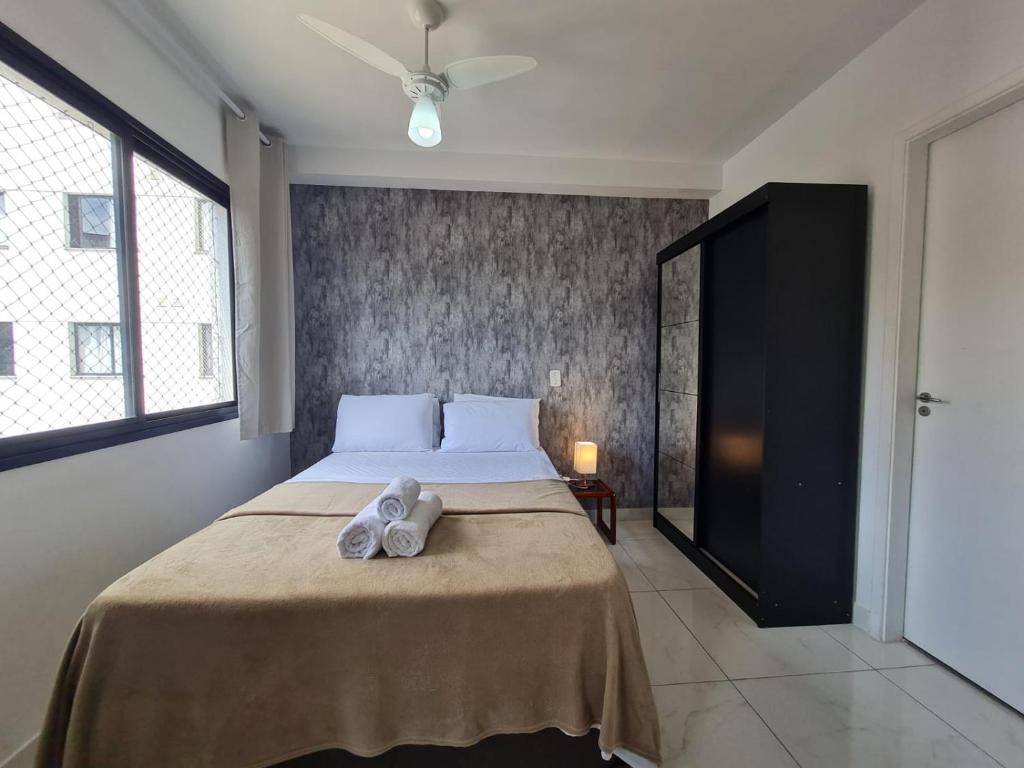 a bedroom with a bed with two towels on it at Studio próximo Avenida Paulista in Sao Paulo
