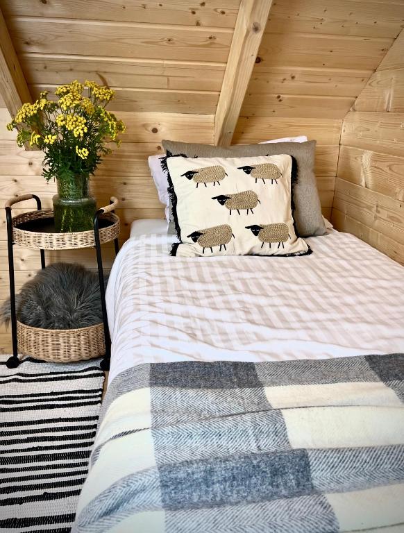 Ένα ή περισσότερα κρεβάτια σε δωμάτιο στο Domek przy wyciągu, Tylicz