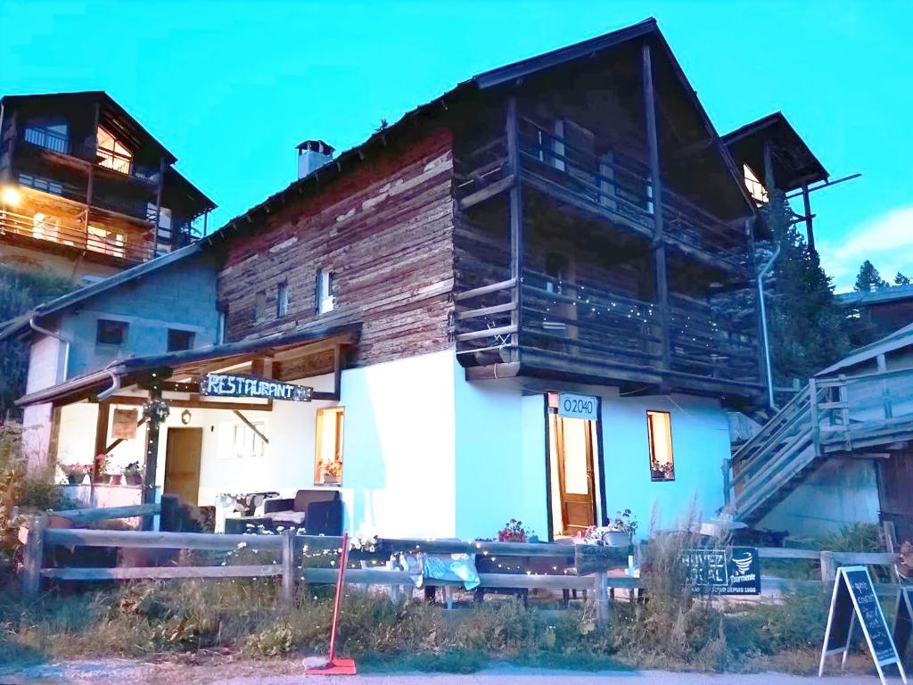 Budova, kde se chata nachází