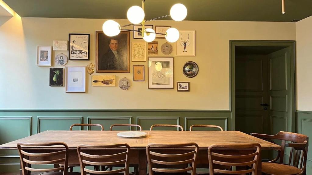 a dining room with a wooden table and chairs at Studios et Appartement meublé de tourisme in Altkirch