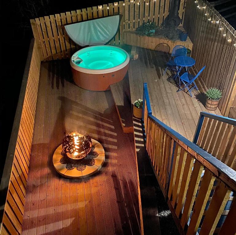 ein Holzdeck mit einer Toilette darauf in der Unterkunft Beautiful dog friendly lodge with hot tub in Aboyne