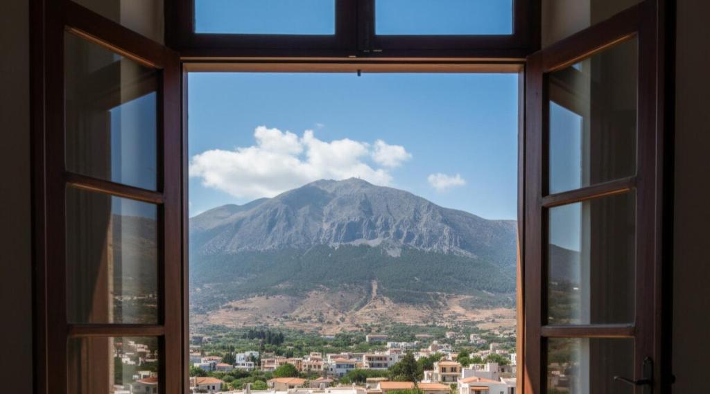 アルカネスにあるHorizon Giouchtas View Archanes Homeの窓からの山の景色