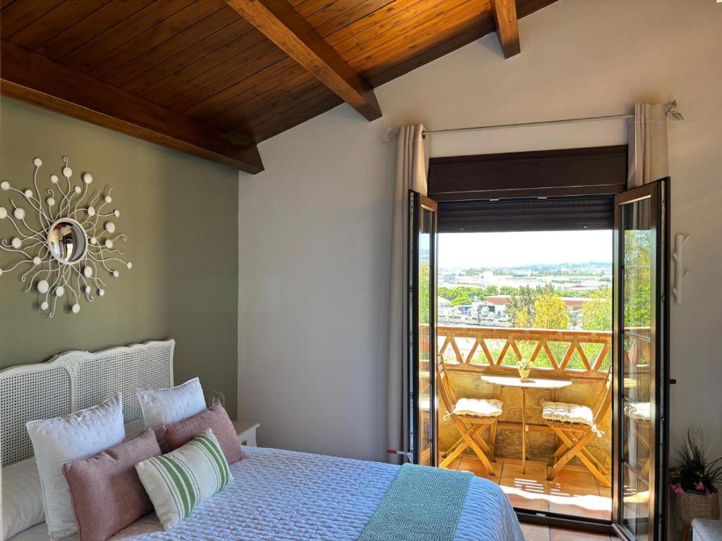 una camera da letto con un letto e un balcone di La Posada RR junto al Aeropuerto de Málaga a Málaga