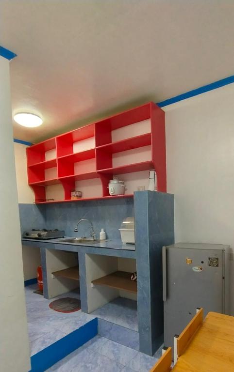 Køkken eller tekøkken på Blue House - Cozy 1BR in General Luna