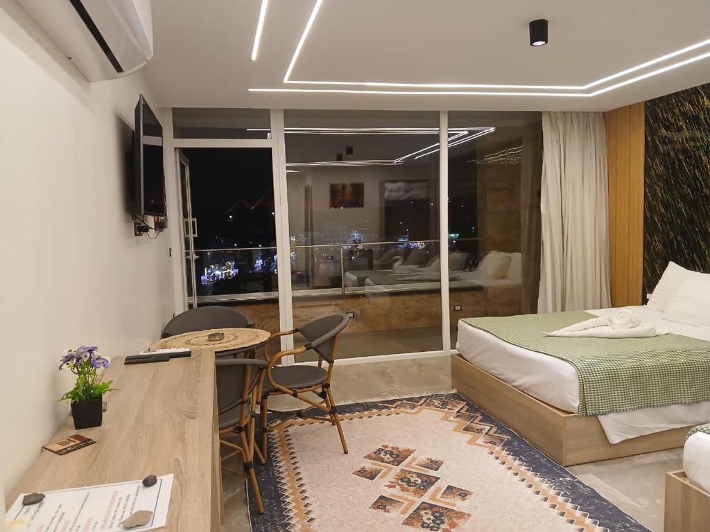 Postel nebo postele na pokoji v ubytování Pyramids View & GEM view Boutique