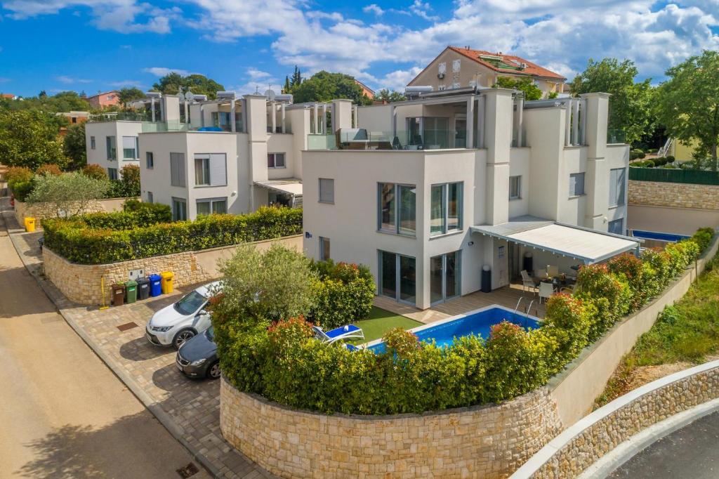 Bazén v ubytování Modern villa with heated pool, hot tub and sauna nebo v jeho okolí