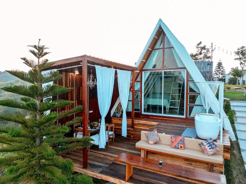 考科Area21 Khaokho的一栋房子坐落在露台上，旁边有一棵圣诞树