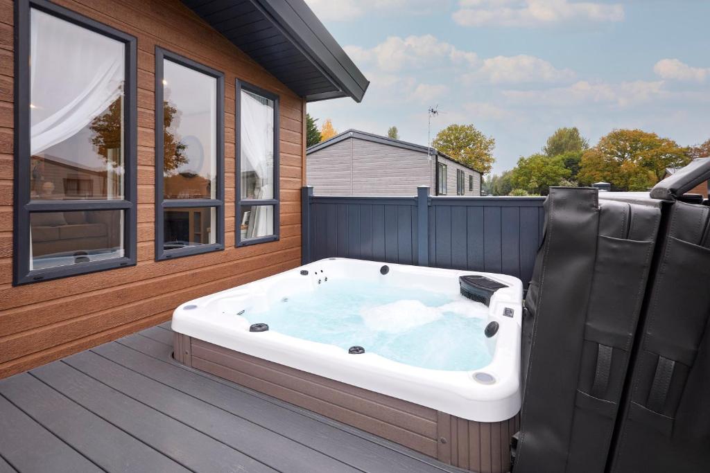 Fotografie z fotogalerie ubytování Grace Louise Retreat with Hot Tub v destinaci Allerthorpe