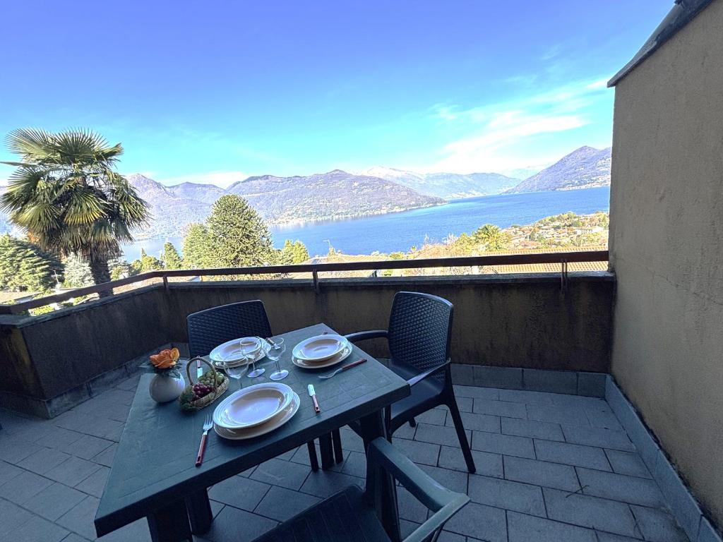 a table and chairs on a balcony with a view at Graziella 1 in Germignaga