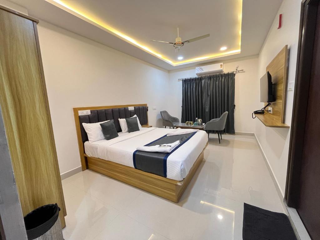 Giường trong phòng chung tại Hotel Vamshi Elite