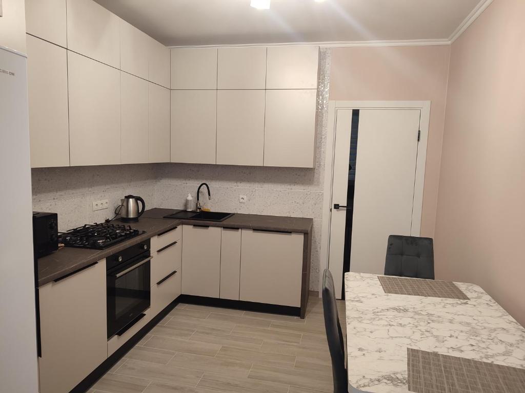 Kuchyň nebo kuchyňský kout v ubytování Квартира в центрі міста