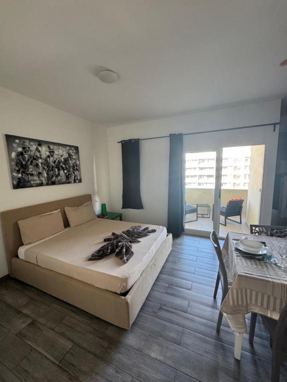 een slaapkamer met een bed en een tafel en een eetkamer bij SGC Boa Vista Apartments in Sal Rei