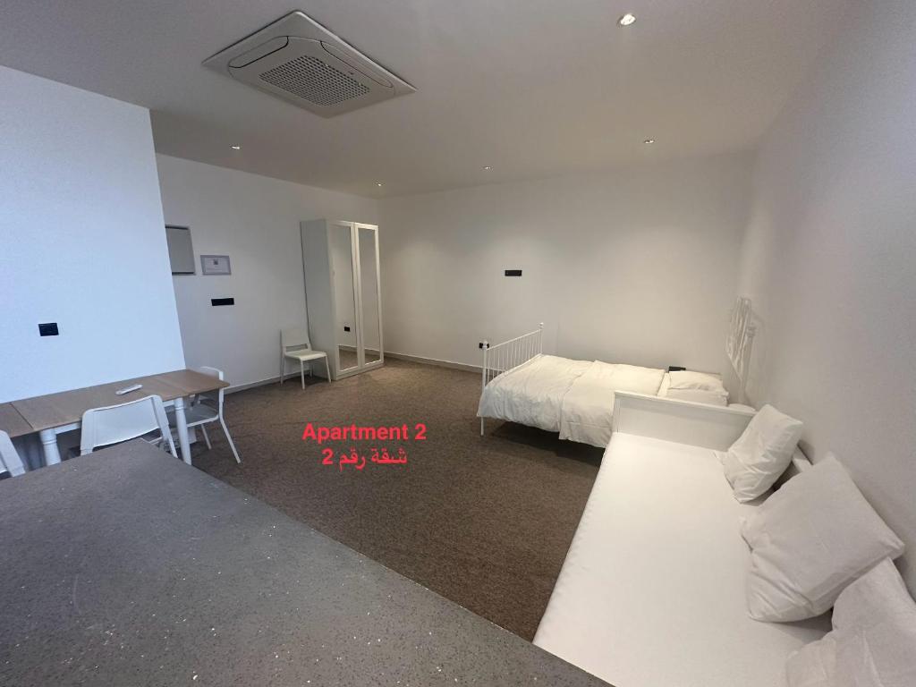 Ένα ή περισσότερα κρεβάτια σε δωμάτιο στο شقة رقم 2