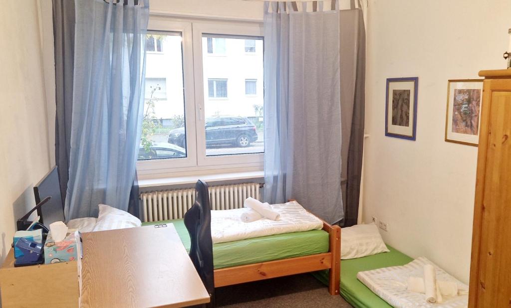 Un pat sau paturi într-o cameră la Doppelzimmer mit Garten, Kicker und Grill