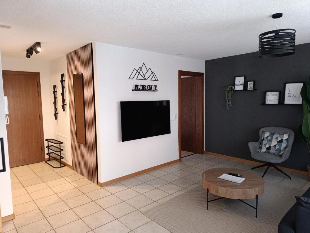 Μια τηλεόραση ή/και κέντρο ψυχαγωγίας στο Altrove Leukerbad - Modern, Spacious & Central