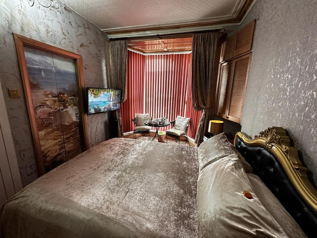 Ένα ή περισσότερα κρεβάτια σε δωμάτιο στο Have A Mediterranean Stay In Swansea Tonight