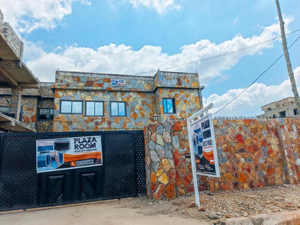 un bâtiment en construction avec un panneau devant lui dans l'établissement Plaza Room Guest House, à Abrekuma