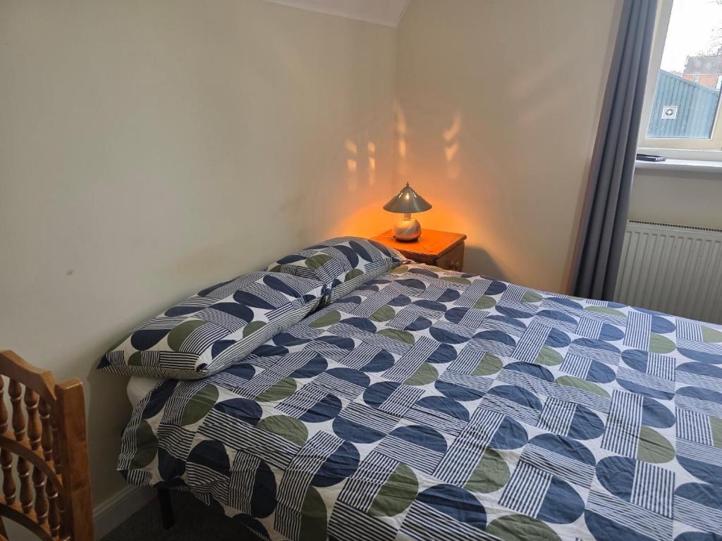 Postel nebo postele na pokoji v ubytování Free Parking WiFi Fresh linens x4