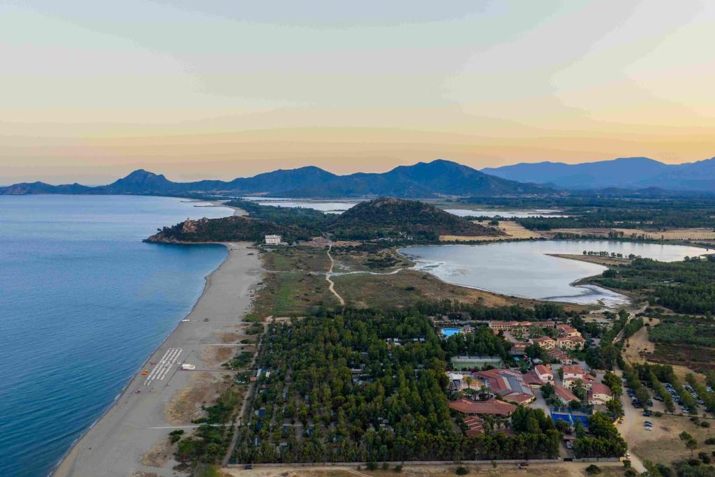 ムラヴェーラにある4 Mori Family Village - Villaggio per Famiglieのビーチと海の空中写真