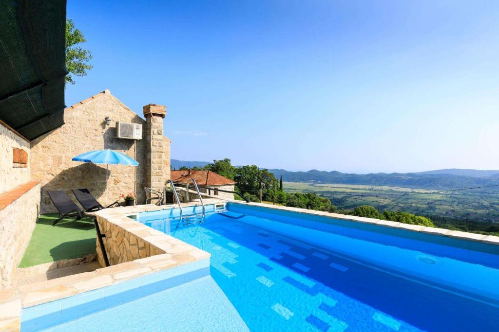 Πισίνα στο ή κοντά στο Ivana by Vintage Travel