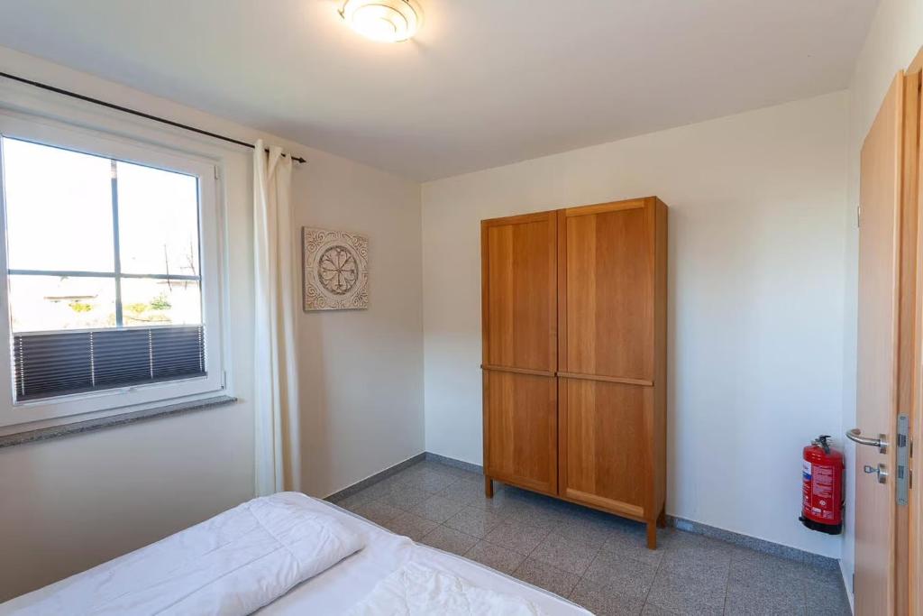 Postel nebo postele na pokoji v ubytování Ferienwohnung Königshörn EG, Helle Wohnung mit 2 Terrassen, eigenem eingezäuntem Garten und Nähe zum Meer Hunde herzlich willkommen