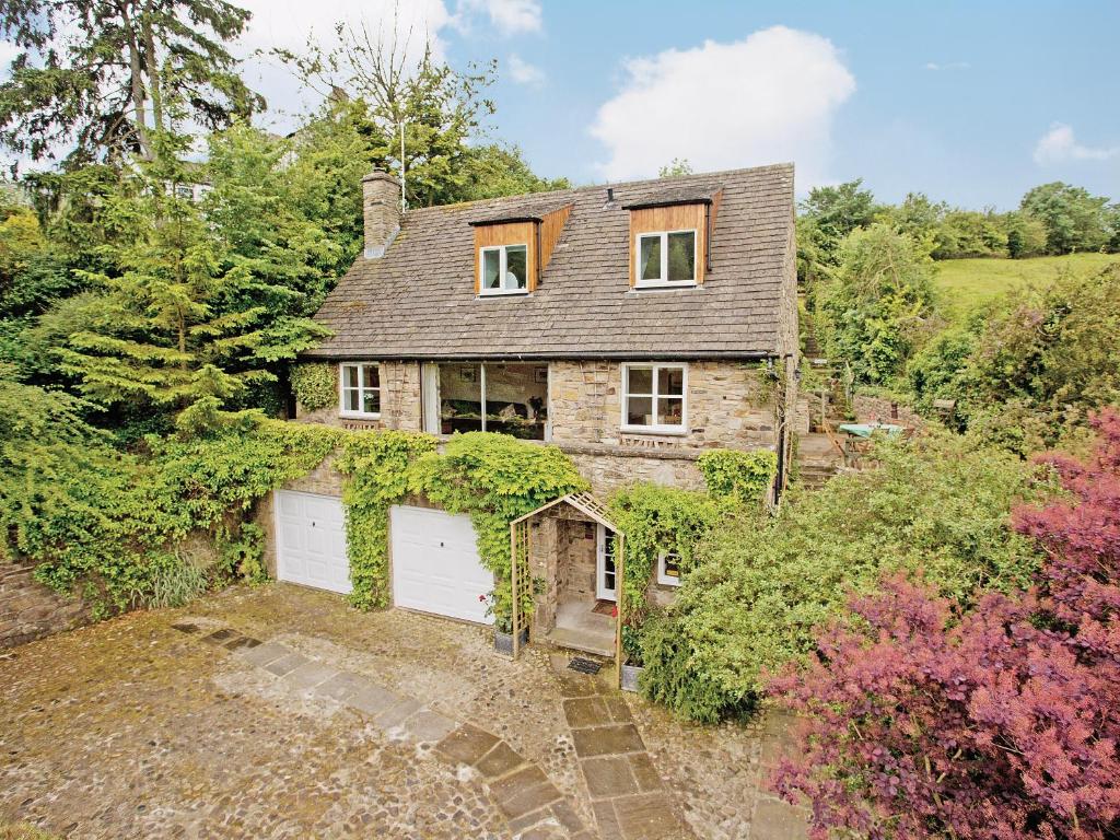 ein altes Steinhaus mit zwei weißen Garagentoren in der Unterkunft Castle View in Richmond