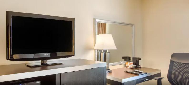 TV a/nebo společenská místnost v ubytování Quality Inn Ledgewood - Dover