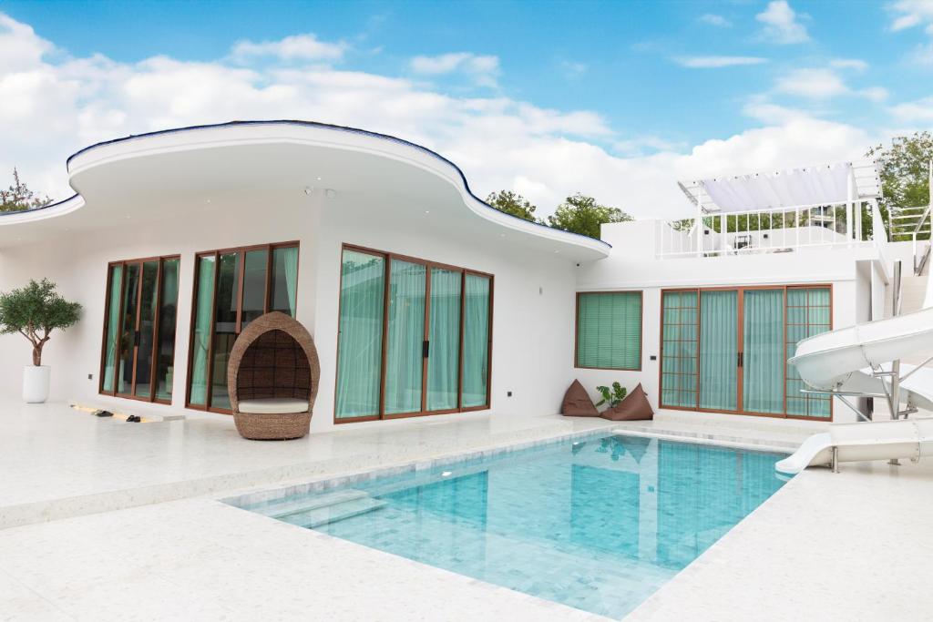 Ban Nong ChaengにあるNABI LUXURY JOMTIEnのプールと家のあるヴィラ