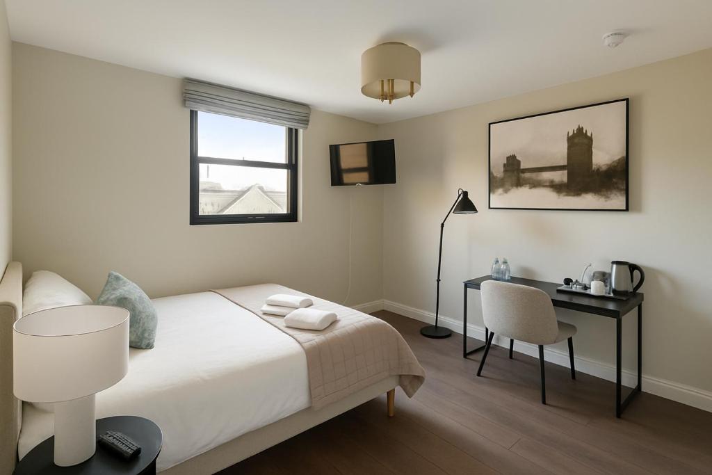 ein Schlafzimmer mit Bett, Schreibtisch und Fenster in der Unterkunft City Centre - Brand new rooms - Modern Ensuite Rooms by Luxiety Stays in Cambridge