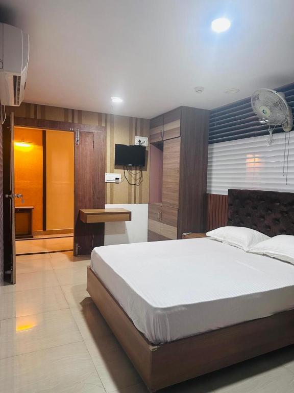 Ένα ή περισσότερα κρεβάτια σε δωμάτιο στο MK Residency