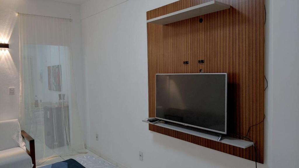 a flat screen tv on a wall in a room at Vista da praça Castro Alves in Salvador