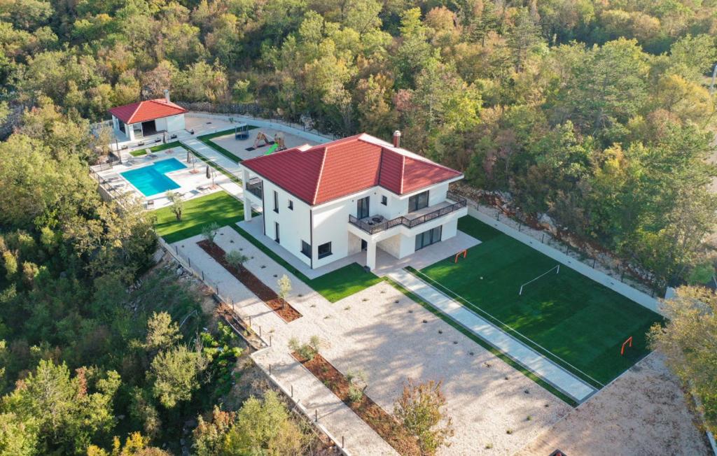 een luchtfoto van een huis met een zwembad bij Villa Lea-Makarska by Villas Guide in Grubine