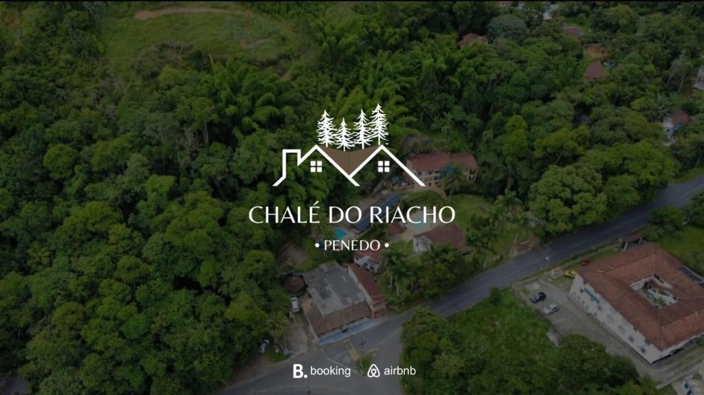 イタチアイアにあるChalé do Riacho Penedoの木々に囲まれたシャテ・ド・リコダの看板の俯瞰図